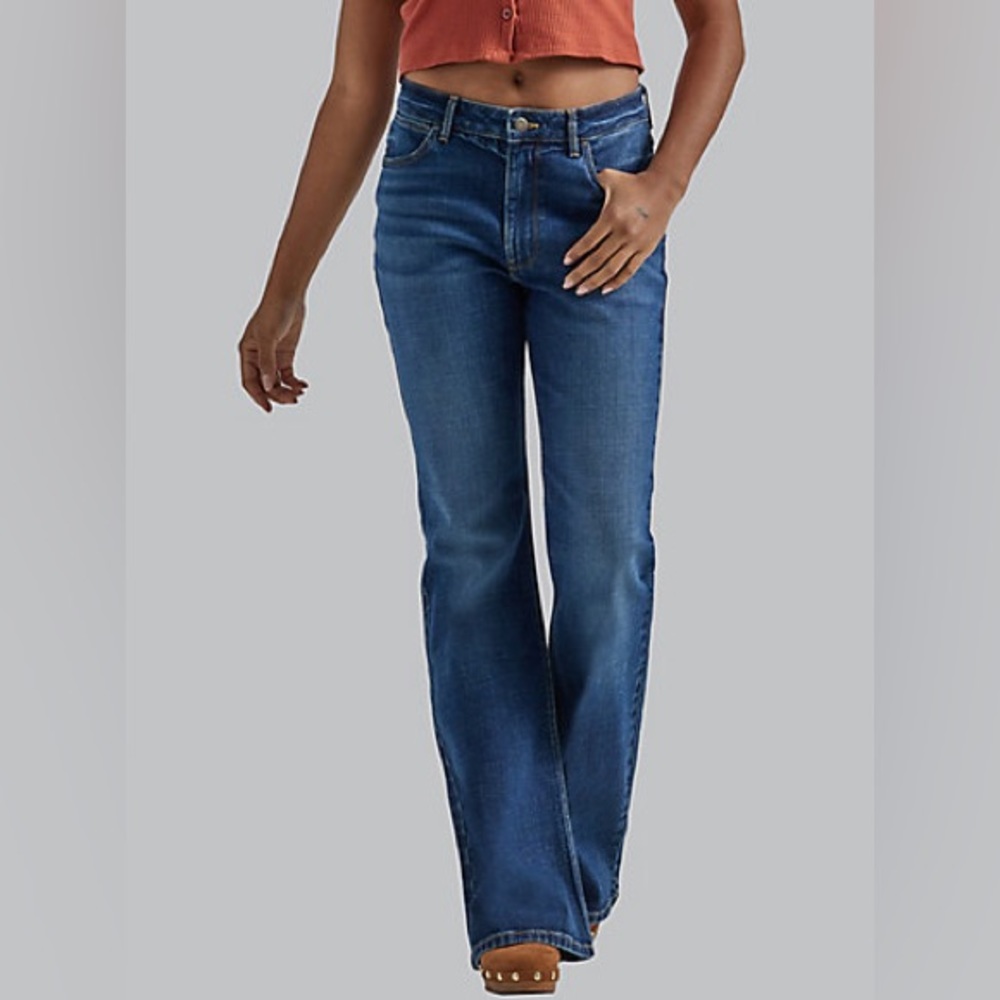 Wrangler high rise fierce flare medium wash size 6 L30